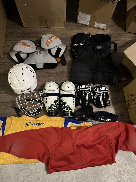 Продам хоккейную форму все что на фото. На 8-10лет