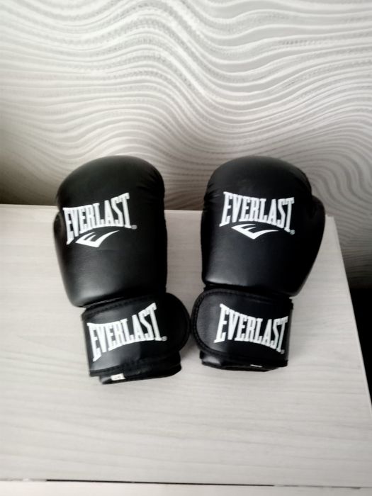 Боксёрские перчатки подходит как и для кикбоксинга и бокса