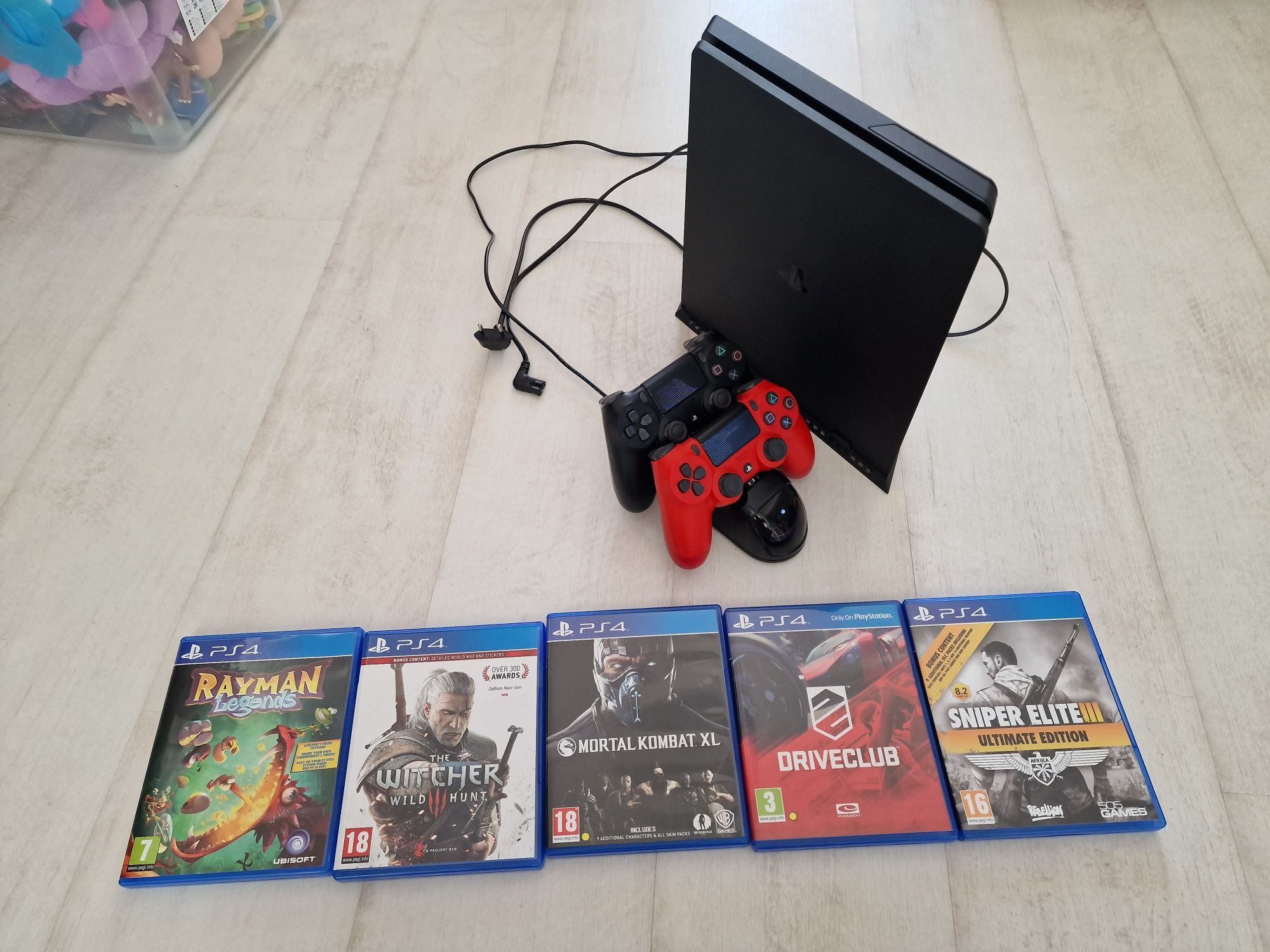 Play Station 4 Slim - PS4 + 2 manete + 5 jocuri + stand vertical