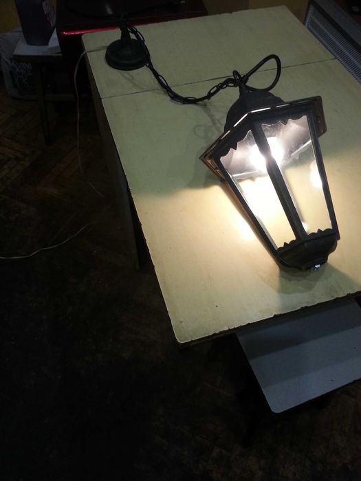 Стар метален електрически фенер.