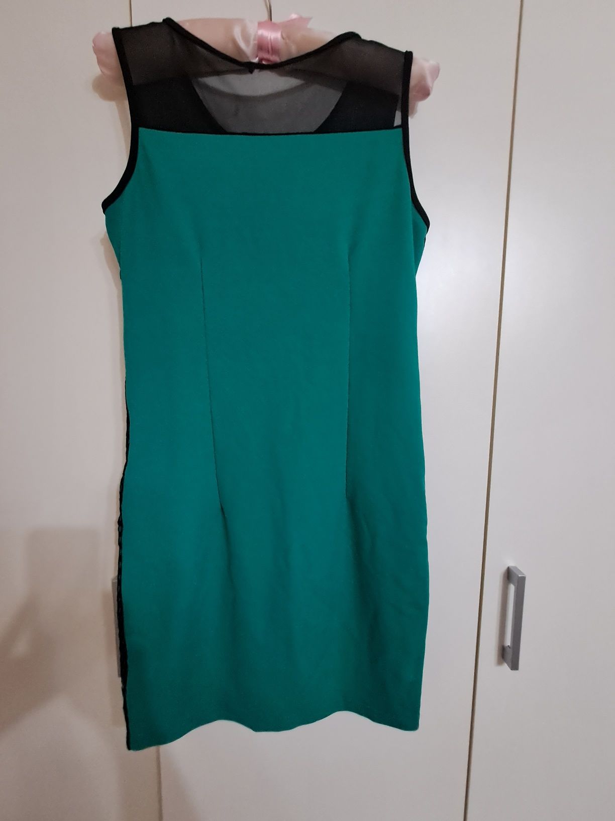 Къса зелена рокля