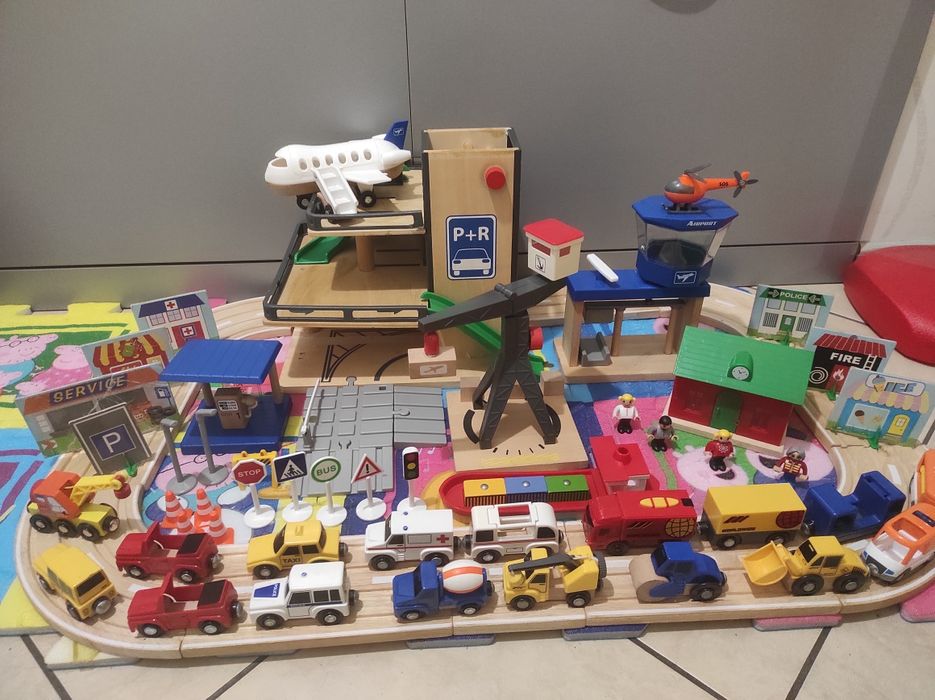 Комплект детски играчки - дървен паркинг + релски + колички + строител