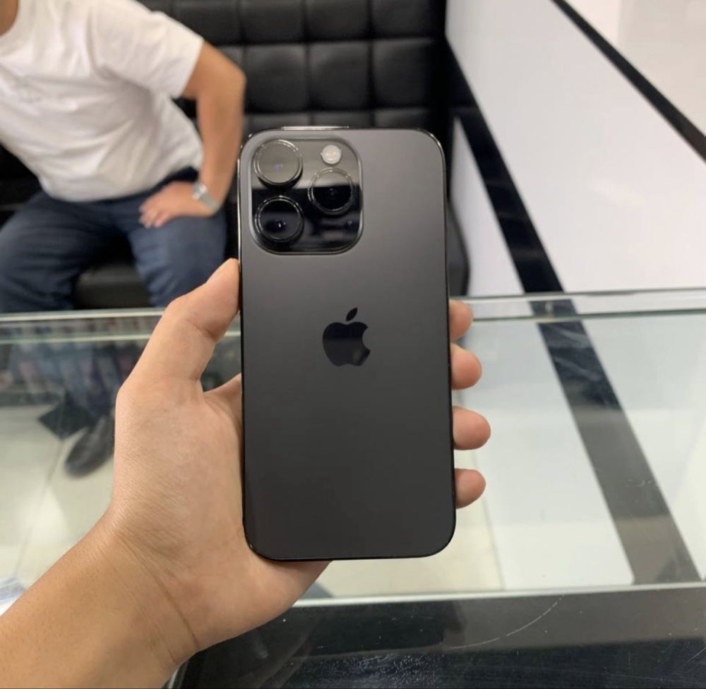 Iphone 14 pro ideal holatda uzim ishlatganman hamma joyi radnoy
