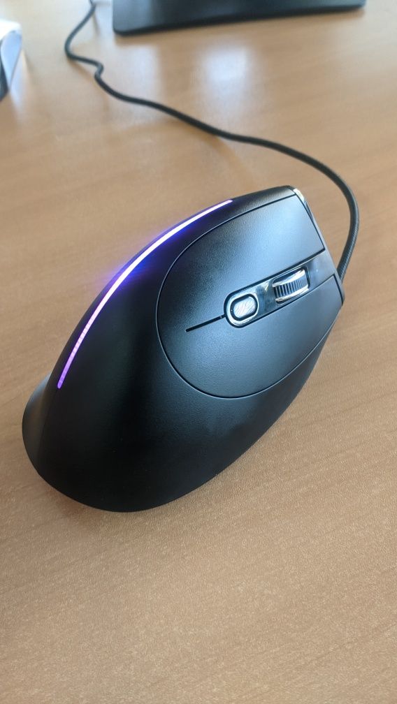 Продавам мишка вертикална Zelotes Jomaa
