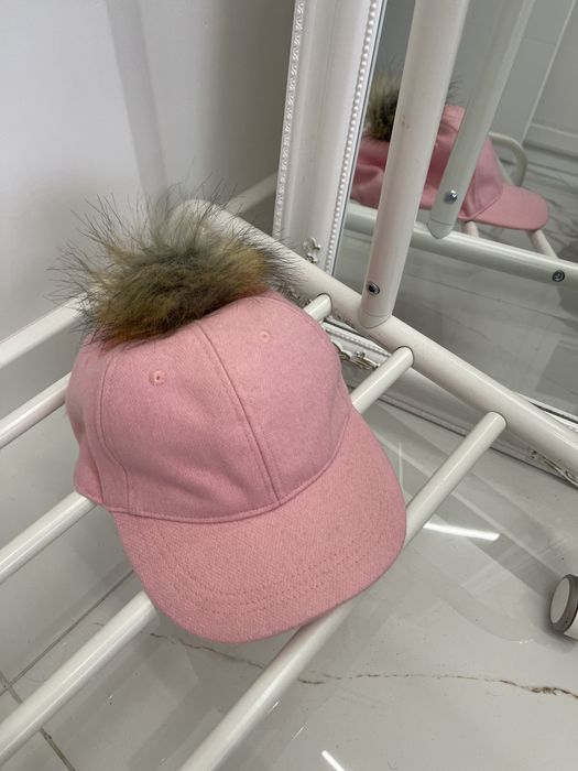Розова шапка с козирка и пух