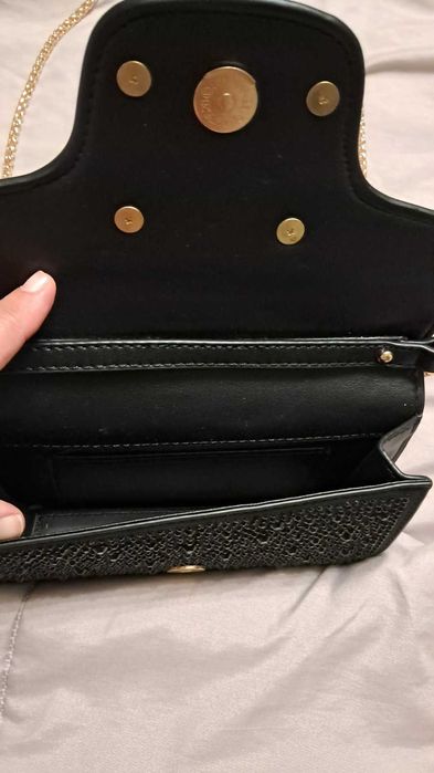 Чисто нова черна чантичка тип Valentino
