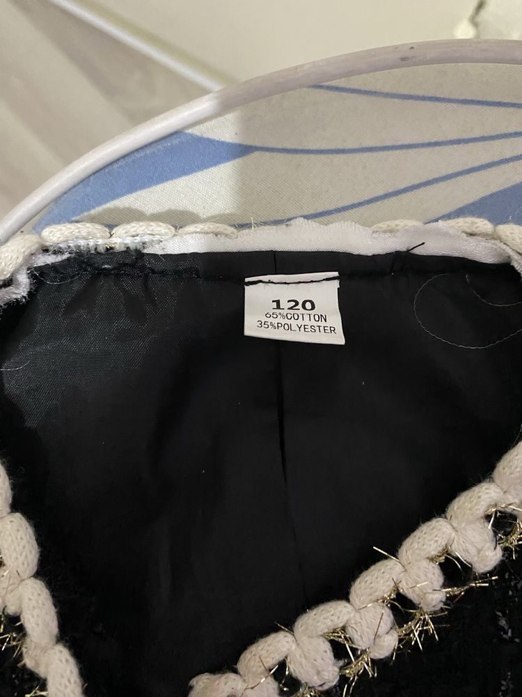 Продам курточку на девочку и платья