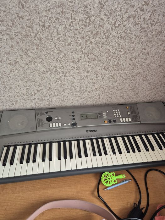 Продам синтезатор