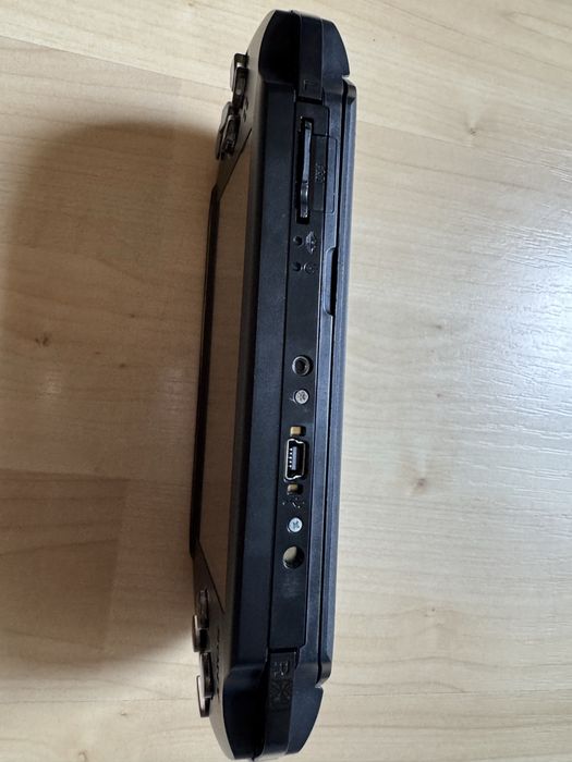 Sony PSP + 7 оригинални игри с кутийки + чантичка – Отлично състояние!