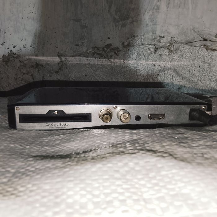 "Turon TV" deb yozilgan, raqamli televizor dekoderi