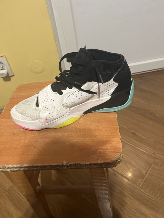 Vand adidasi de  spor jordan