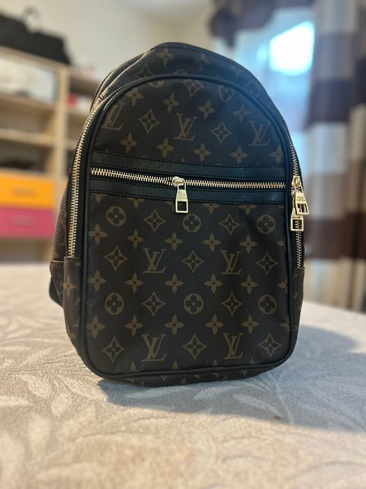 Дамска раница в 2 цвята LV