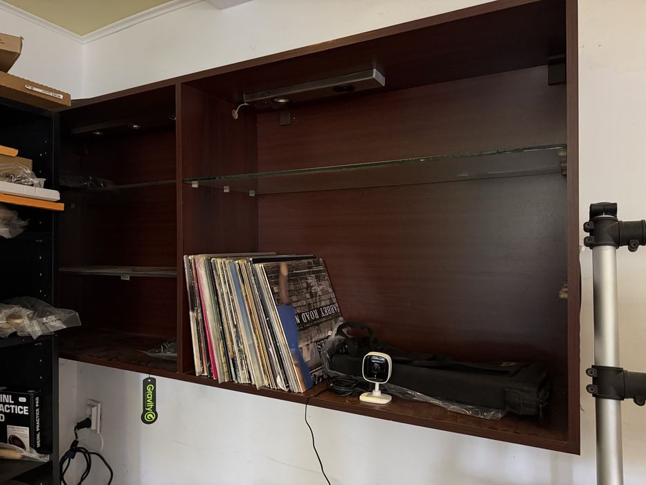 Mobila vitrina de sticla corp suspendat de lemn