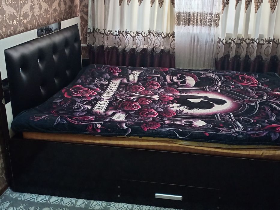 Продаётся кровать, трюмо.