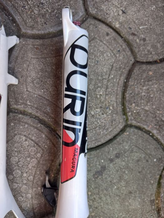 Furca pe aer marca Magura