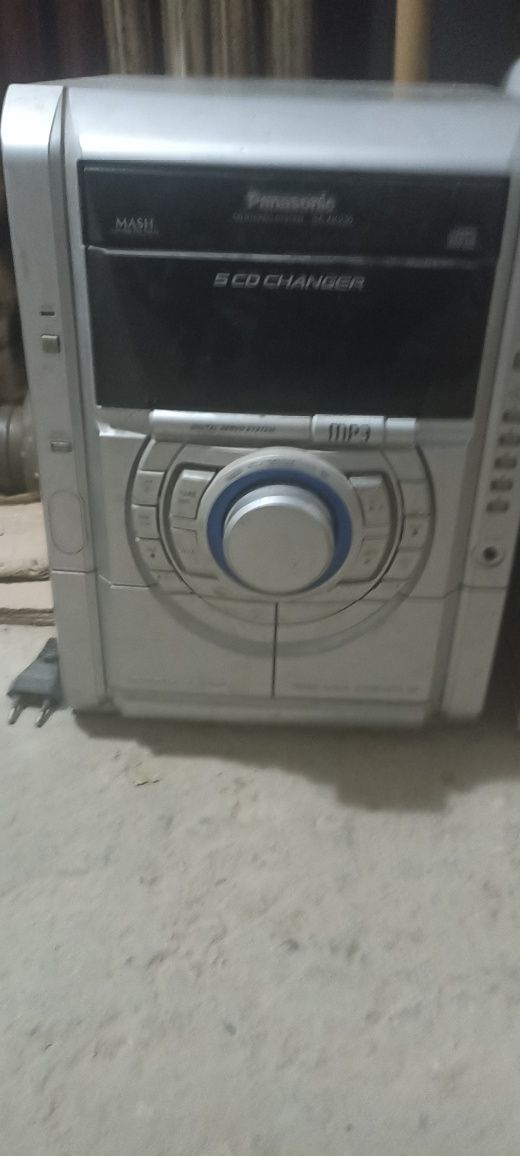 Продается музыкальный центр.
