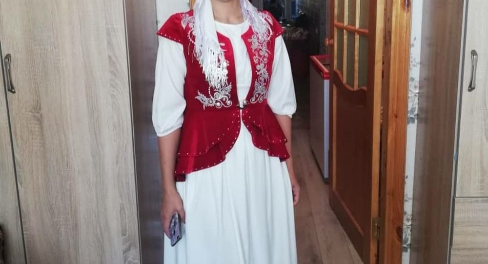 Национальный кажекей и белый платье