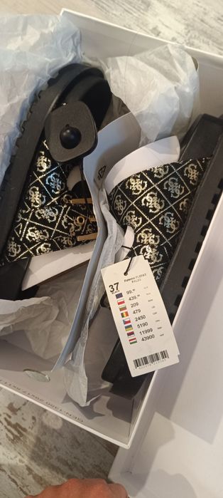 Чехли Guess, кецове Bianki, обувки на ток, сандали