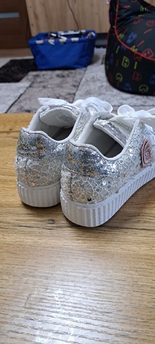 Teniși  albi cu paiete, pentru fete