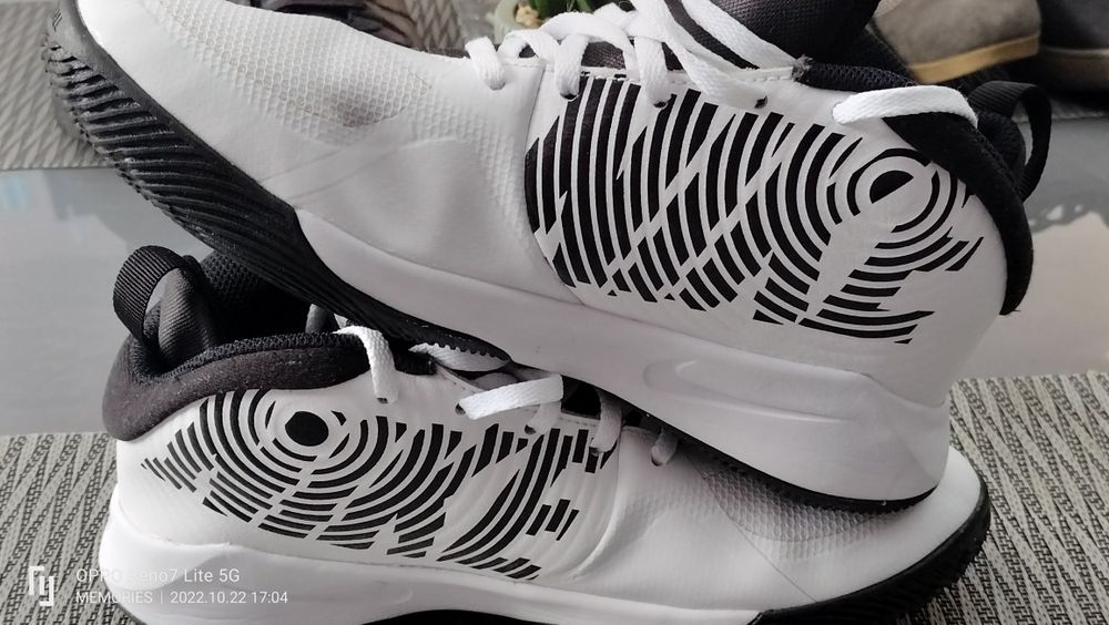 Vând adidași băieți