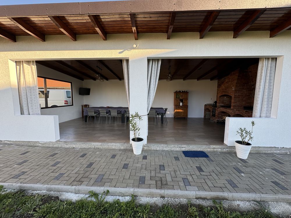 Cabana de inchiriat cu ciubăr şi foişor închis