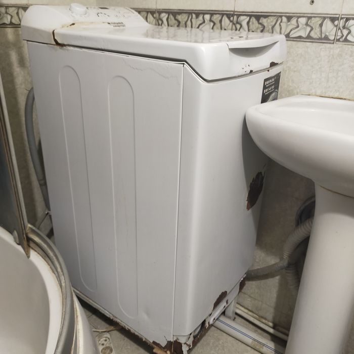 Стиральная машина Аристон работает