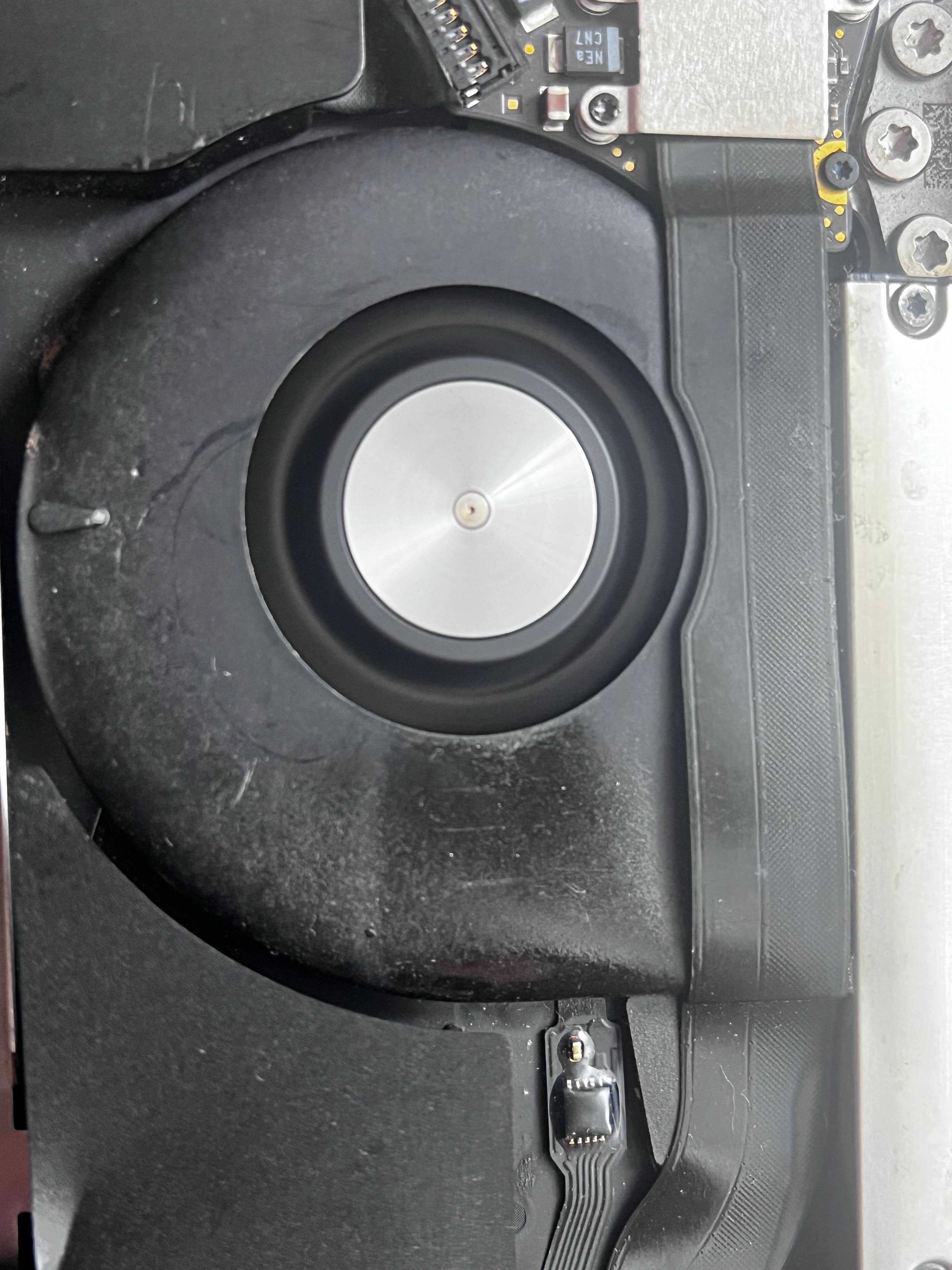 MacBook Air 13” A1932 (2018) – DEFECT, ecran spart, carcasă ruptă