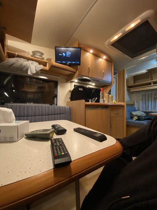 Vand rulota Hobby 400 BK( AC, mover, cort)