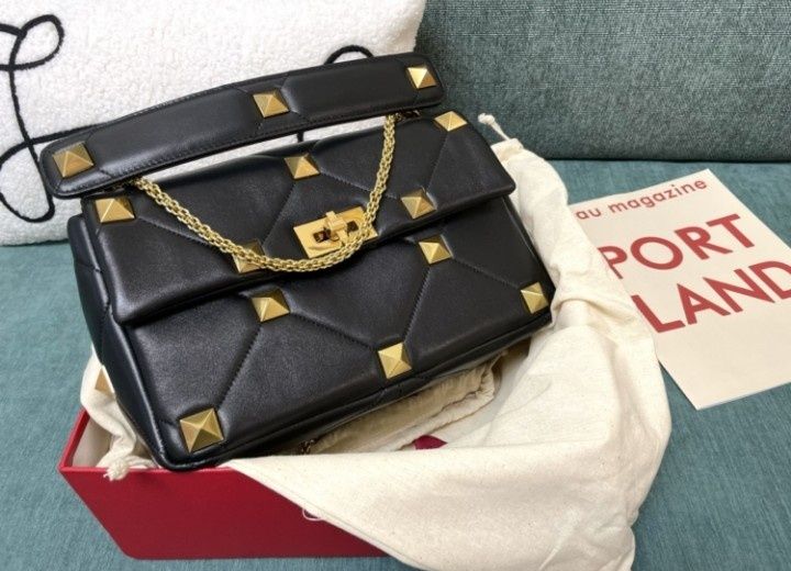 Geanta damă accesorii metalice aurii, saculet, etichetă