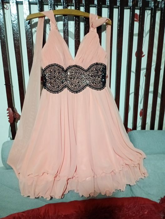 Rochie eleganta mărimea M, culoare roz, pudră,foarte plăcut