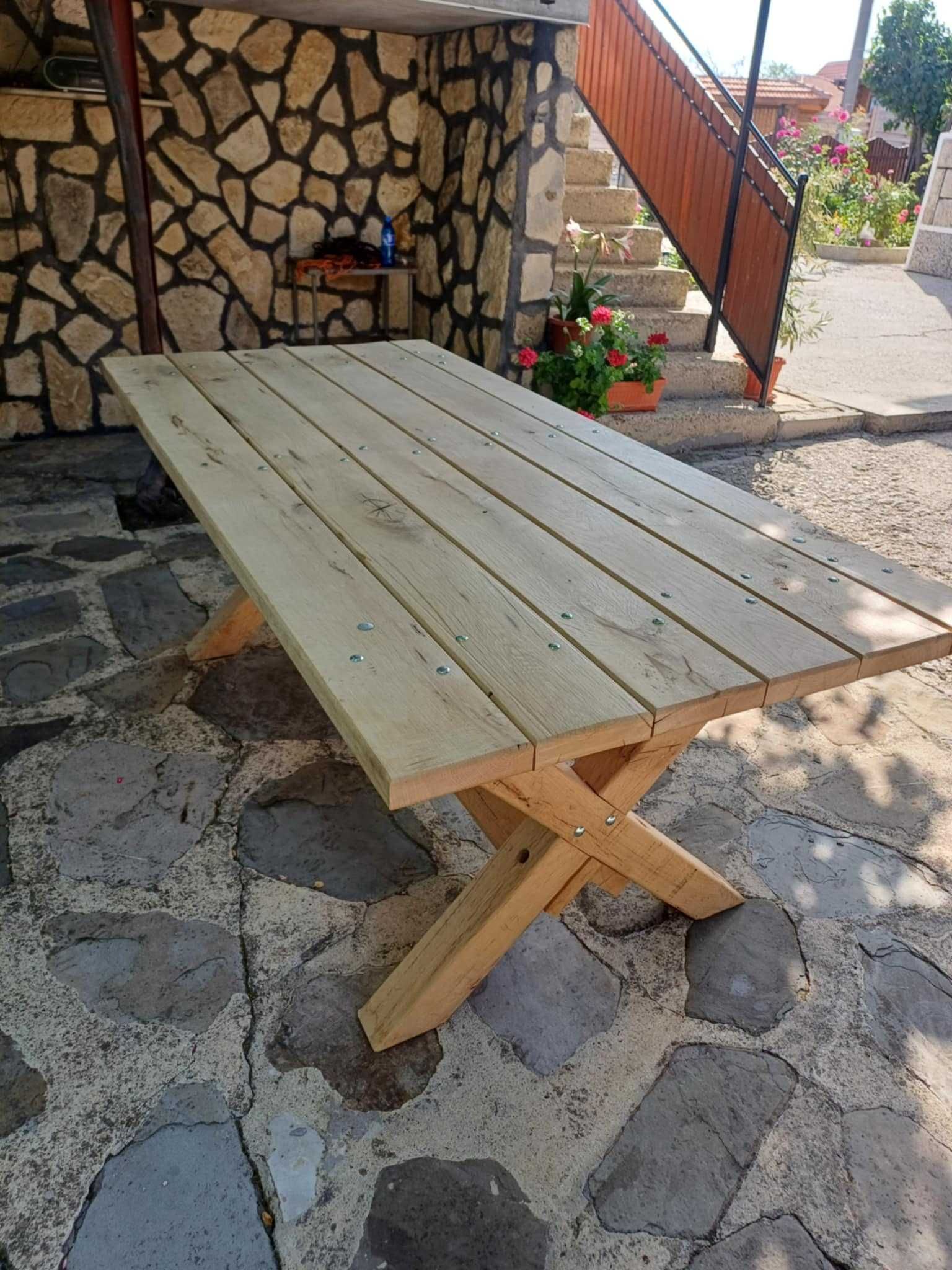 Масивна дървена маса