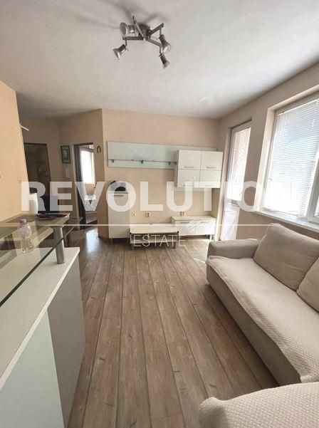 Дава се под наем Двустаен апартамент в Варна, Колхозен пазар - 60 кв.м за 380 € - Снимка #1