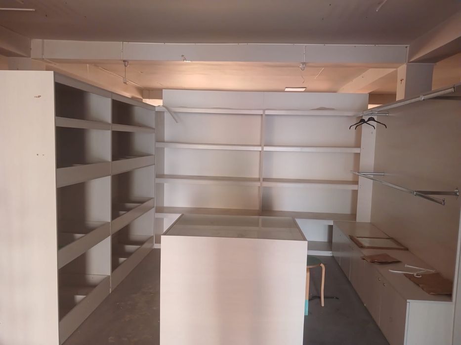 Витрина, настенные полки