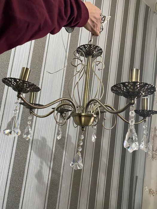 Новая,очень красивая люстра,продам,срочно