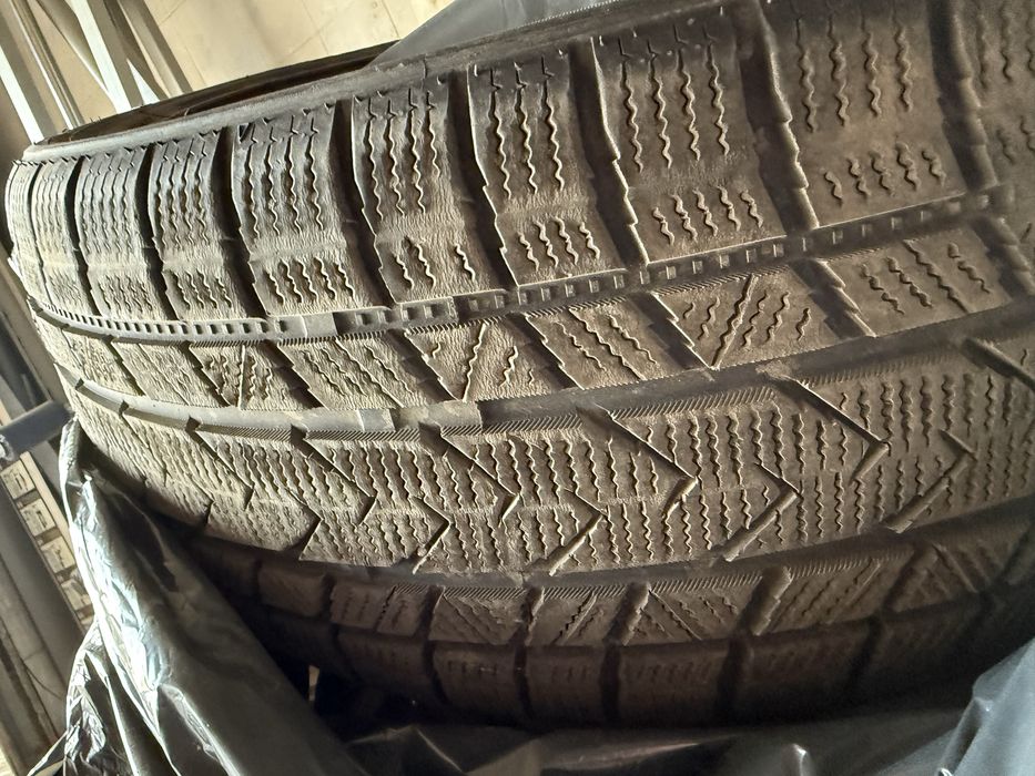 Продам резину зима 245/40/19