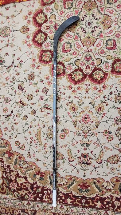 Продаётся клюшка хоккейная заряд!