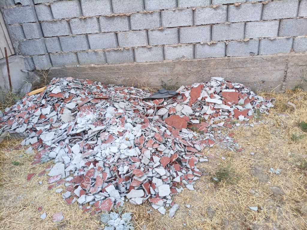 Убрать территорию,распилитьдоски и деревья на дрова ,вывести мусор