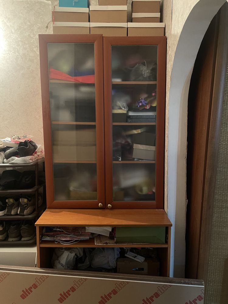 стеклянный шкаф