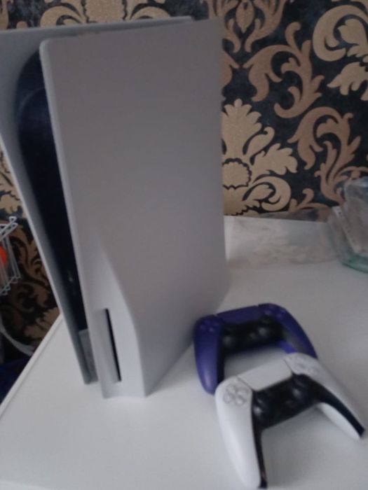 Продам PS5 1tb два джостика срочно