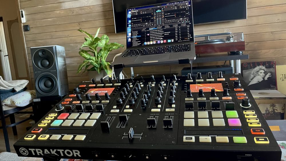 Traktor S8 dj controller