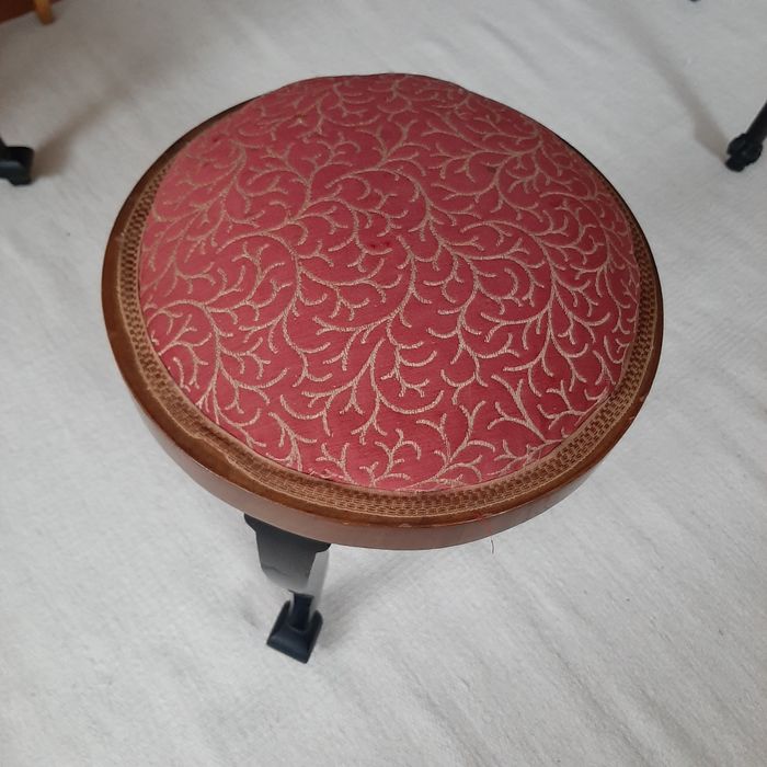 Masuta veche pentru cafea cu patru taburete