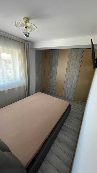 P.F. vând apartament,decomandat,3 camere, situat pe Strada Muzeul Apei