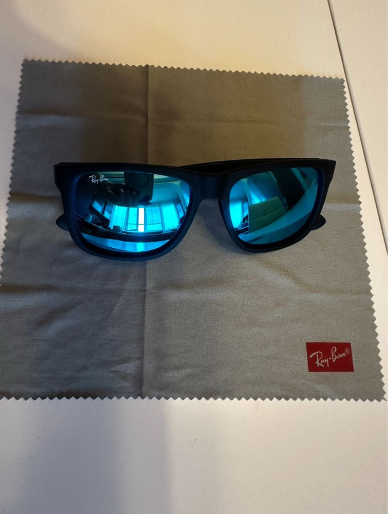 Ray-Ban слънчеви очила.