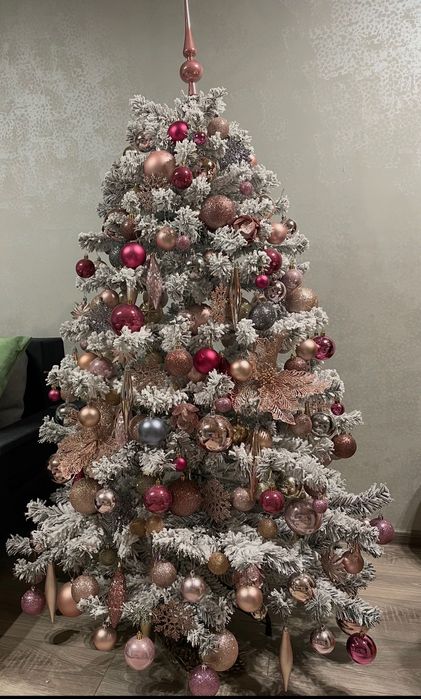 Коледна елха заснежена с играчките