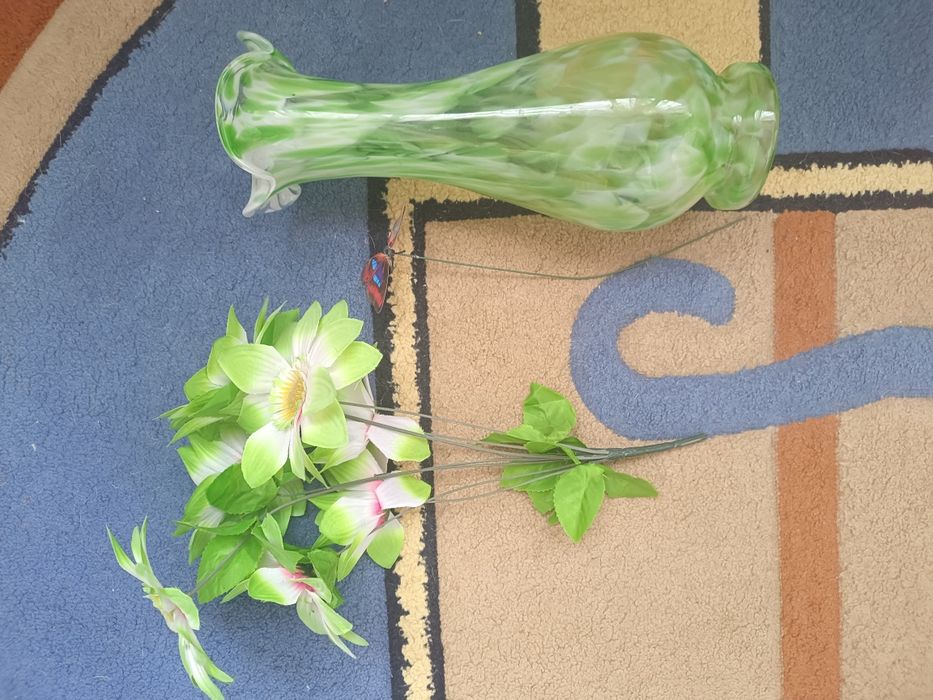 Ваза с цветами и бабочкой