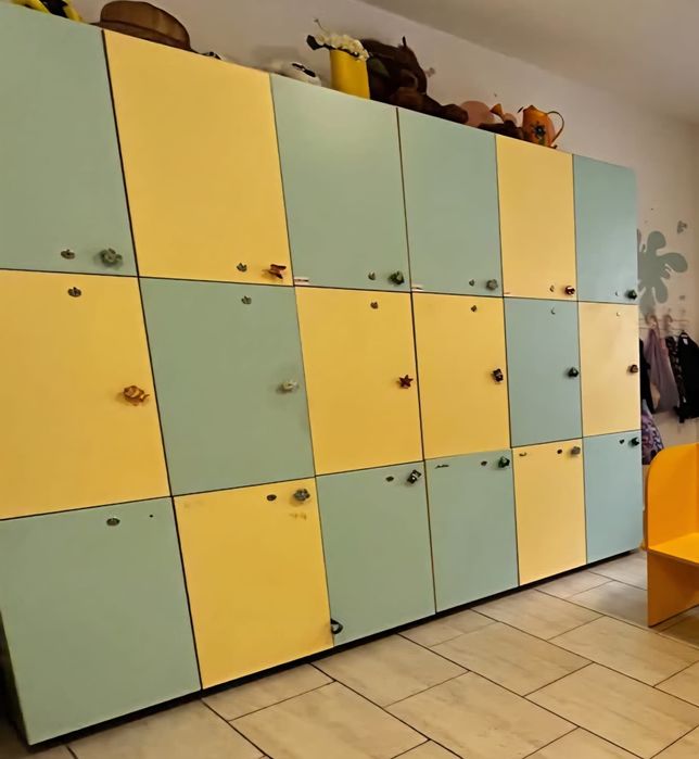 Vand set vestiare copii