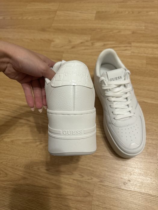 Обувки с висока платформа Guess