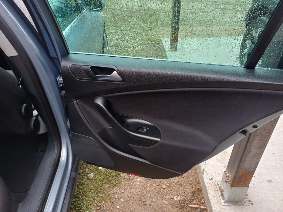 Vând Passat B6. Mașina funcționează perfect.