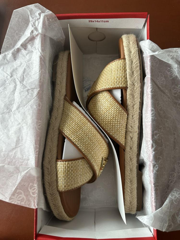 Нови, оригинални чехли Guess N39,5