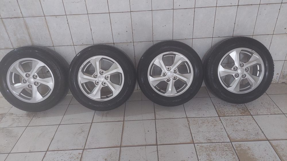 Продам комплект новой летней резины на оригинальных дисках Митсубиси